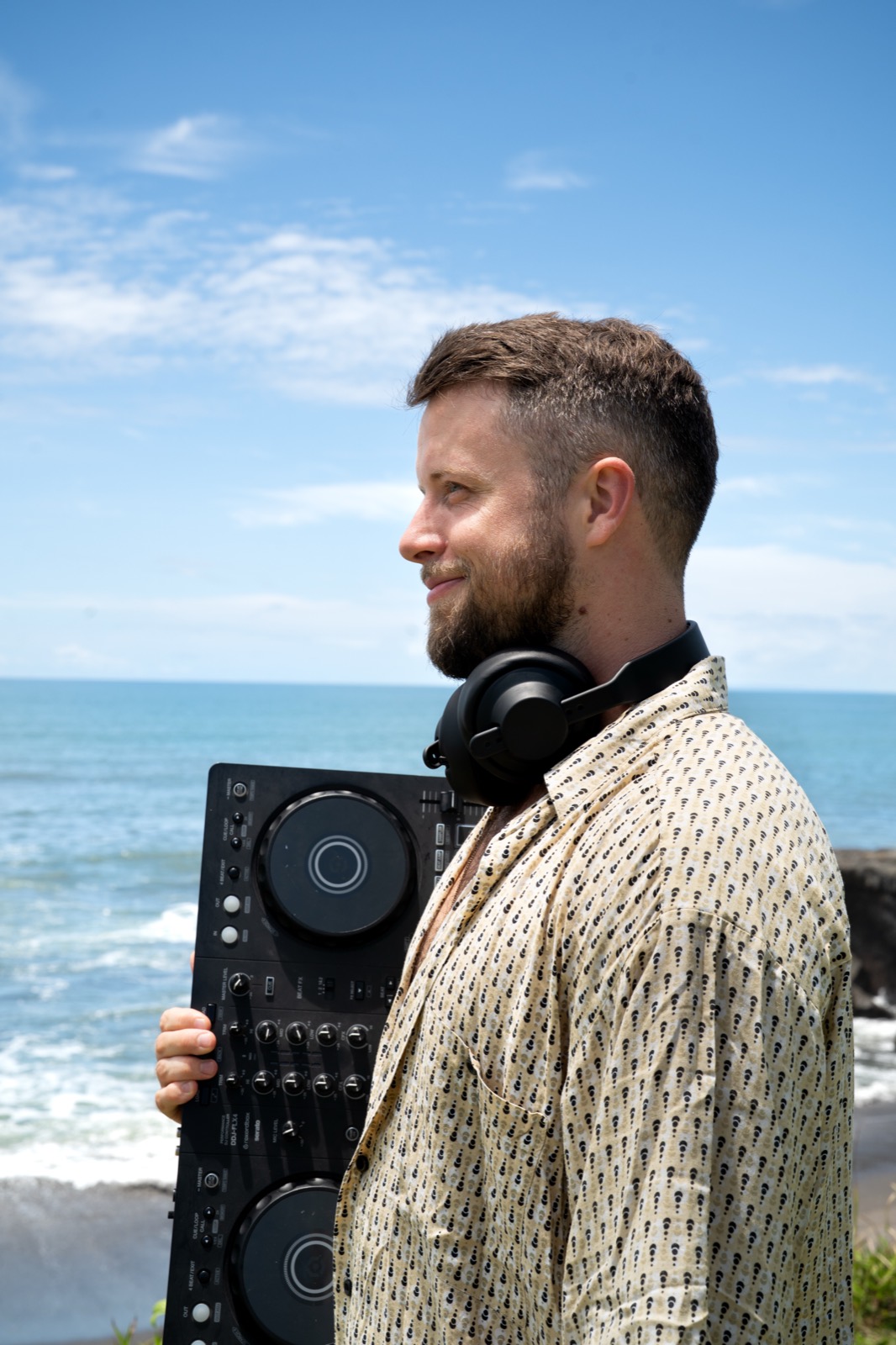 Finn Joe playing a beachside set — watch on YouTube
